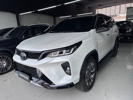 TOYOTA HILUX SW4 2.8 D-4D TURBO DIESEL DIAMOND 7L 4X4 AUTOMÁTICO